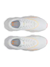 Championes Under Armour UA Halo Runner SE, color blanco con detalles en naranja y suela de goma con tracción. Diseñados para running diario sobre asfalto, cuentan con amortiguación reactiva UA HOVR+ y parte superior de ajuste dinámico.
