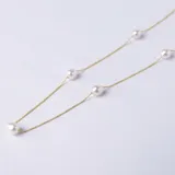 Gargantilla de cadena fina de oro 18k con perlas de cultivo distribuidas a lo largo de la misma.