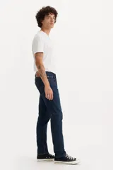 Pantalón de jean azul oscuro, corte slim fit, marca Levi's.