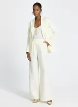 Pantalón de lino color amarillo claro, de corte recto y tiro alto.