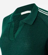 Blusa femenina de punto color verde oscuro, con cuello polo y abertura delantera sin botones. Presenta una trama ahuecada con textura uniforme y mangas cortas con detalle de rayas blancas en los hombros. El modelo es recto y de largo regular.