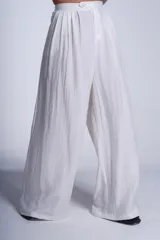 Pantalón sastrero blanco de corte palazzo, con cintura alta, elástico en la parte trasera y botón frontal.