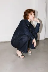 Sandalias plateadas con plataforma y taco cuadrado.