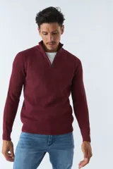 Sweater de punto acanalado color bordó, con cuello alto y cierre frontal parcial. Presenta mangas largas con puños elásticos y logo bordado en el pecho.