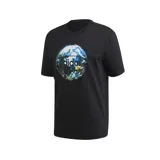 Remera negra adidas Originals de manga corta, cuello redondo y corte clásico. Presenta un estampado circular en el pecho con la imagen del planeta Tierra diseñada con textura de pelota de básquet y el logo de la marca al centro.