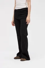 Jean de corte oxford con tiro medio, ajustado en cintura y caderas, con piernas amplias y estructuradas.