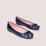 Ballerinas azul marino de cuero con interior rosa y lazo decorativo en el empeine.