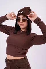 Remera manga larga color marrón chocolate, estilo crop top, confeccionada en morley de algodón elástico y ajuste al cuerpo.