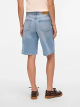 Bermuda de jean color negro con lavado stonewash de tiro medio, calce holgado y largo a la rodilla. Cuenta con bolsillos delanteros, monedero, traseros y cierre frontal con botón y cremallera.