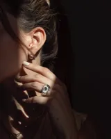 Anillo ancho de alpaca color plateado, con diseño irregular y textura rugosa. Pieza hecha a mano.