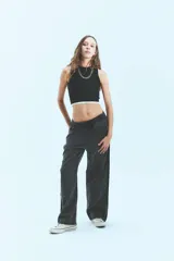 Pantalón de jean gris oscuro, tiro medio, corte tipo babucha, con logo de Renée Club bordado con hilo color a tono en el bolsillo.