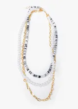 Collar de tres hilos con cadena dorada, perlas blancas y mostacillas grises, blancas y negras.
