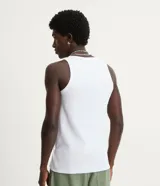 Musculosa masculina de cuello redondo, confeccionada en tejido acanalado de algodón con mezcla de poliéster y elastano. Diseño básico sin estampa, ideal para uso diario.