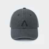 Gorro tipo jockey gris oscuro con efecto vintage, visera curva y bordado frontal con el logo de la marca.