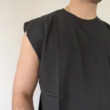 Musculosa verde militar con corte oversize, cuello redondo y sisas amplias.