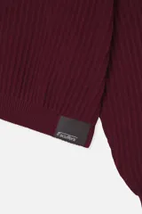Sweater tejido burdeos de textura acanalada, de corte relajado con cuello redondo, hombros caídos y mangas largas. Cuenta con un gráfico bordado del logo Scuffers en la espalda con estampado de leopardo y terminaciones acanaladas en puños y cintura.
