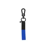 Llavero con mosquetón metálico negro, cinta de tela azul y detalle de parche de goma con logo grabado.