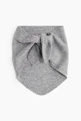 Pañuelo triangular confeccionado en tejido de punto suave color gris melange, con diseño anudado al frente y ribete acanalado en los bordes.