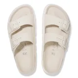 Sandalia Birkenstock modelo Arizona Chunky, color blanco hueso, con dos correas ajustables con hebillas y suela de plataforma dentada.