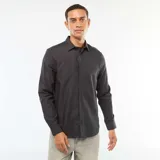 Camisa de corte recto y manga larga, color negro, con cuello clásico y cierre frontal de botones.