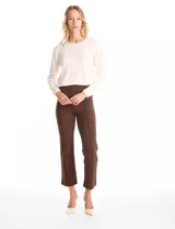 Pantalón cigarette de tiro alto color marrón, confeccionado en tejido elastizado. Presenta un diseño de pretina ancha y plana sin cierres, con costuras verticales pronunciadas a lo largo de cada pierna y corte recto al tobillo.