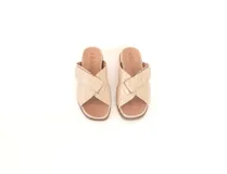 Sandalia tipo chinela de cuero color vainilla con textura de reptil, diseño de tiras cruzadas y ajuste con velcro. Cuenta con suela de poliuretano flexible y plantilla anatómica.