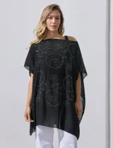 Poncho negro de gasa con apliques de brillos, de la marca Jessica Mc Clintock.