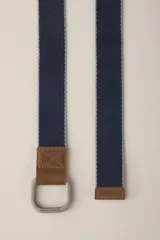 Cinturón negro de tela con hebilla doble cuadrada metálica.