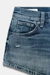Shorts de denim TRF de tiro alto y diseño curvo, con cinco bolsillos, trabillas para cinturón y cierre frontal con cremallera y botón metálico.