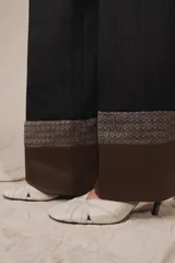 Zapato de tacón de piel color beige, con detalle cruzado en la parte delantera y tacón alto fino combinado con acabado en punta redonda.