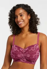 Conjunto de lencería color lila compuesto por un bralette de encaje floral sin aro ni relleno, con breteles regulables y cierre trasero, y una bombacha tipo shorty con detalle de encaje en la cintura.