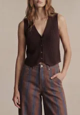 Chaleco de punto acanalado color marrón oscuro, sin mangas, con escote en V y cierre frontal de botones.