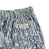 Short de baño Von Braun con estampado geométrico de rectángulos en tonos azules y blancos. Cuenta con cintura elástica, dos bolsillos laterales, un bolsillo trasero con solapa y logo de la marca.