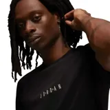 Remera de manga corta Jordan, color negro, con cuello redondo y estampa minimalista con el logo y nombre de la marca en el centro del pecho.