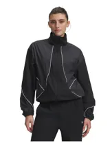 Campera cortavientos Under Armour modelo Unstpbl Wvn Wind Jkt de color negro, con cuello alto, cierre frontal completo y ribetes blancos decorativos. Cuenta con hombros caídos, mangas largas con puños elásticos y bolsillos laterales.