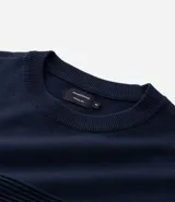 Suéter de punto para hombre con cuello redondo y manga larga. Presenta un diseño combinado con una parte superior lisa y una parte inferior con canalé texturizado horizontal. Marca Marfinno.