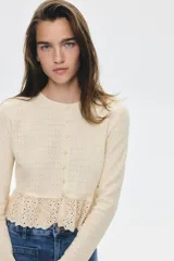 Saco entallado de punto fino con textura, cuello redondo, cierre frontal de botones y detalle de peplum acampanado en tejido de algodón con broderie.