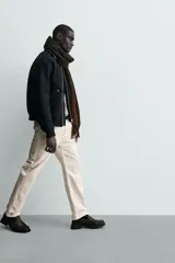 Pantalón de corte regular fit, confeccionado en una mezcla de algodón y lino. Presenta un diseño clásico de cinco bolsillos, con cierre frontal de cremallera y botón.