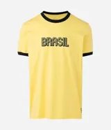 Remera de algodón color amarillo con cuello redondo y bordes de mangas en color verde oscuro. Presenta estampado frontal con la palabra Brasil en tipografía estilo retro.