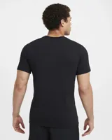 Remera negra de algodón para hombre, con cuello redondo y mangas cortas. Estampado frontal con el logo de Nike y la frase "Just Do It" en gris.