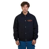 Campera tipo coach negra con cierre frontal de botones metálicos, cuello clásico y puños elásticos. Presenta un estampado bordado en color naranja en el pecho con la inscripción Volcom Stone Company.