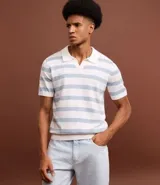 Pantalón de jeans celeste, corte slim, con bolsillos delanteros y traseros, trabillas en la cintura y cierre tradicional con botón y cremallera.