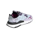 Championes Adidas Nite Jogger, modelo femenino, con diseño multicolor en tonos lila, celeste y negro. Presenta una capellada de malla con perforaciones y superposiciones de cuero, entresuela con tecnología Boost para mayor amortiguación y suela de goma.