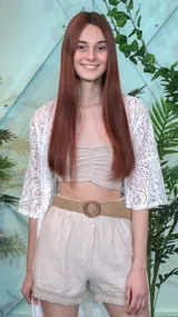 Crop top negro sin mangas con detalle de fruncido en el centro del busto.