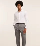 Pantalón de vestir slim fit color gris con estampado de cuadros escoceses en hilo teñido. Cuenta con cintura con trabillas, cierre tradicional y bolsillos laterales. Confeccionado en viscosa sostenible.