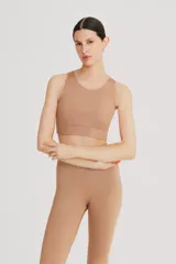 Calza larga de lycra color rosa claro, tiro alto y cintura doble.