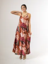 Vestido largo de satén italiano con estampado geométrico multicolor, tirantes finos y corte amplio de caída fluida.