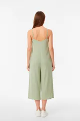 Mono de lino con breteles finos, cuello en V y diseño holgado de pierna ancha.