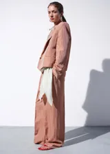 Pantalón de corte recto y tiro medio con diseño de rayas, confeccionado en mezcla de lino y viscosa. Cuenta con detalle de pinzas, trabillas y cierre frontal con cremallera, botón y ganchos ocultos con tapeta.