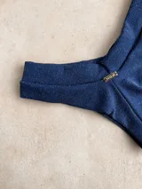 Parte inferior de bikini colaless color verde militar brillante, con escote en V pronunciado en la parte delantera y elástico en la cintura.